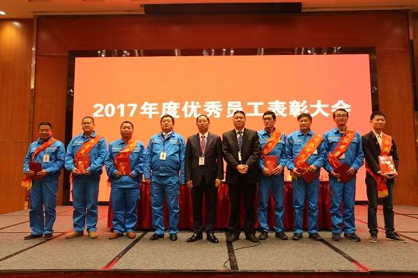 6、圖為2017年度優(yōu)秀員工與集團領(lǐng)導(dǎo)合影.jpg